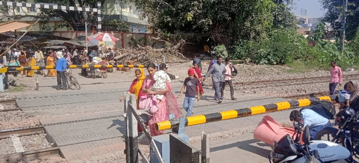 रोडवेज फटकिया की बंद रेलवे क्रासिंग को पार करते लोग। जागरण